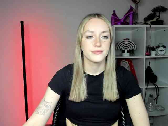 EvelynBlond26 webcam