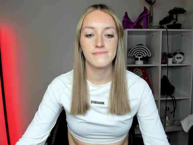 EvelynBlond26 webcam