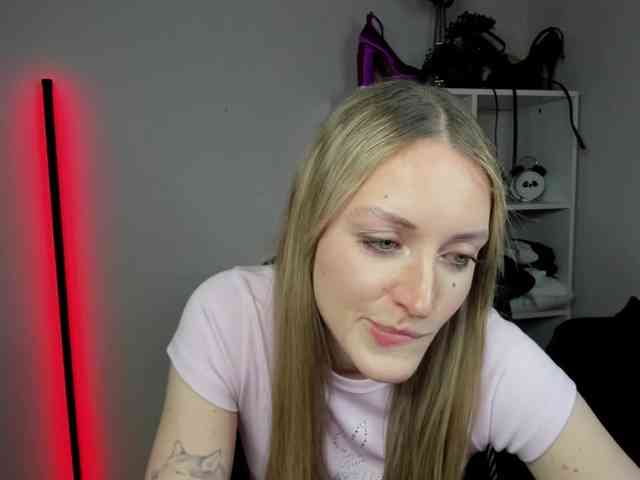 EvelynBlond26 webcam