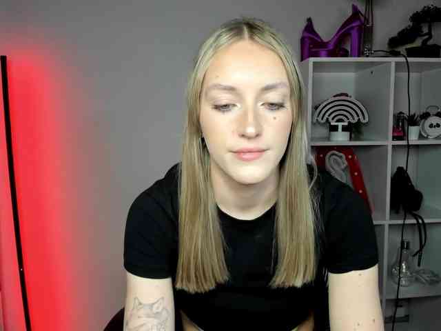 EvelynBlond26 webcam