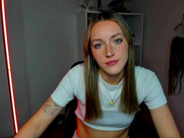EvelynBlond26 webcam