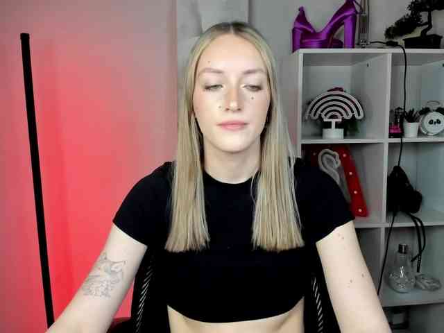 EvelynBlond26 webcam