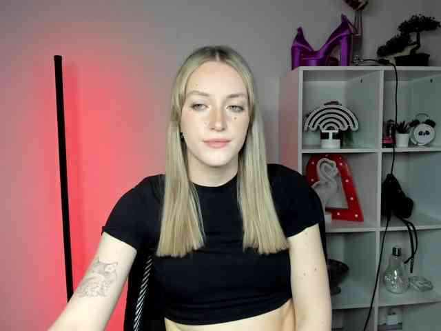 EvelynBlond26 webcam