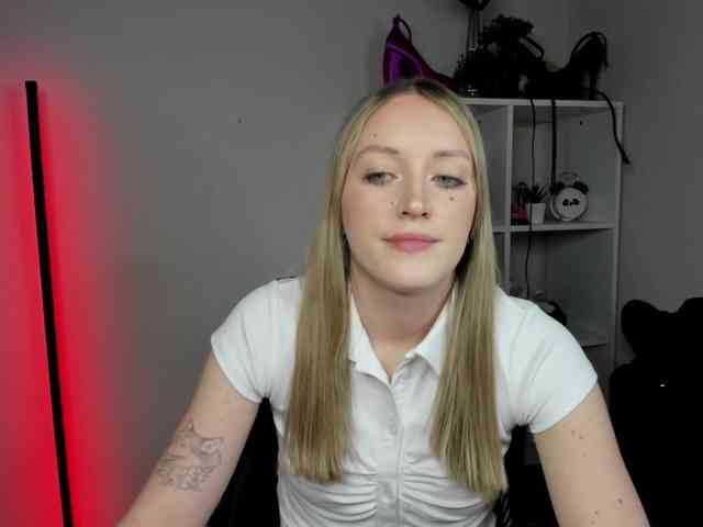 EvelynBlond26 webcam