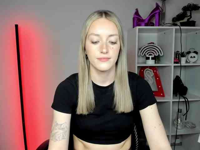 EvelynBlond26 webcam
