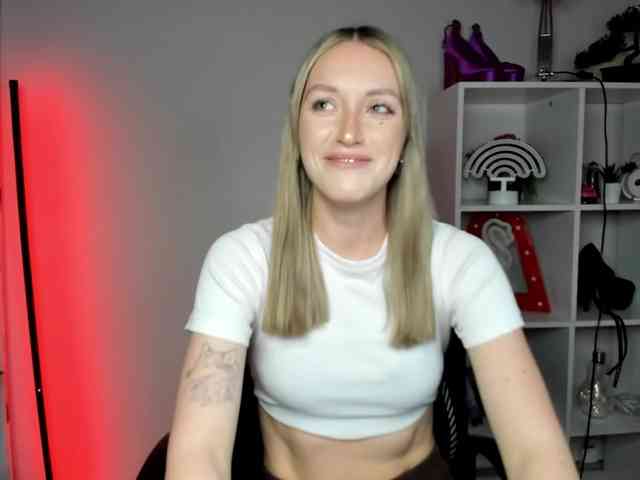EvelynBlond26 webcam