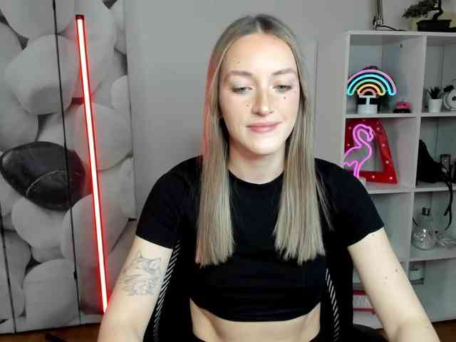 EvelynBlond26 webcam
