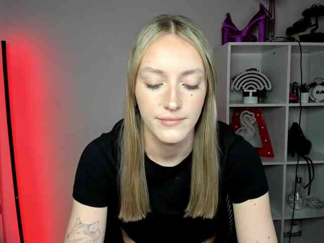EvelynBlond26 webcam