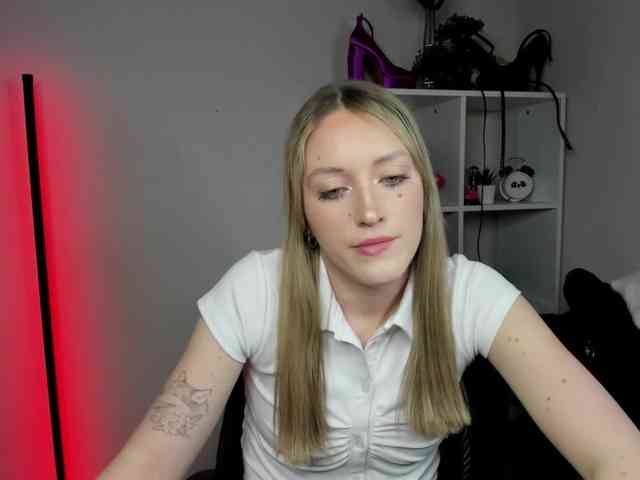 EvelynBlond26 webcam