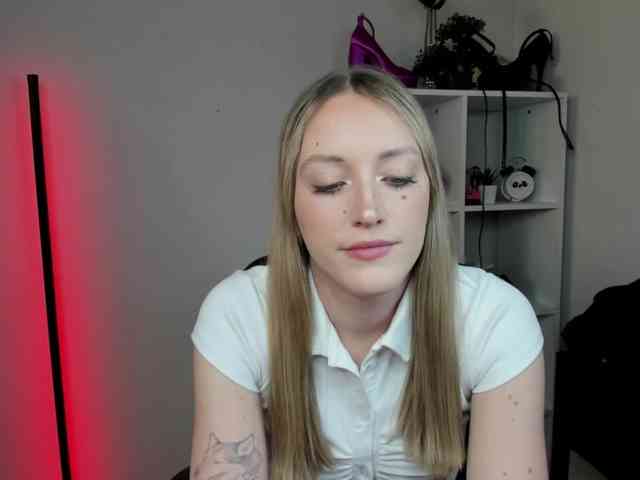 EvelynBlond26 webcam