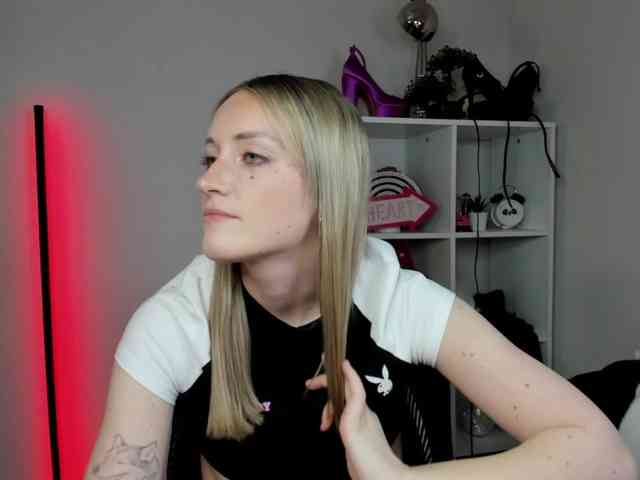 EvelynBlond26 webcam