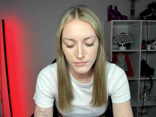 EvelynBlond26 webcam