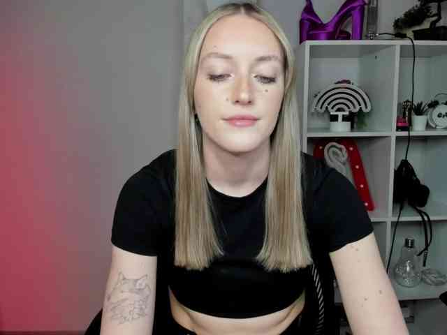 EvelynBlond26 webcam
