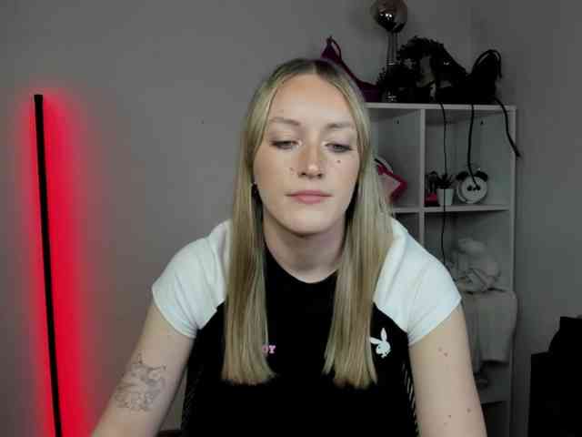 EvelynBlond26 webcam