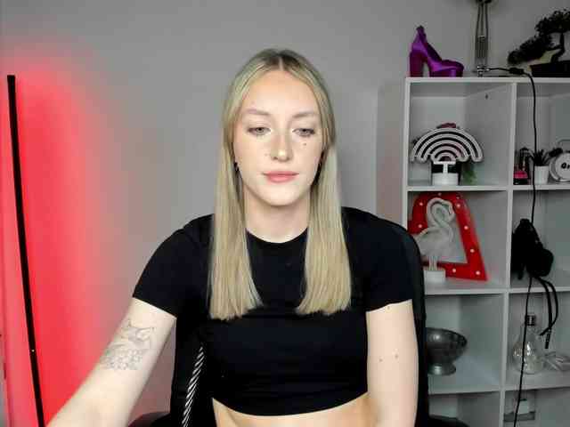 EvelynBlond26 webcam