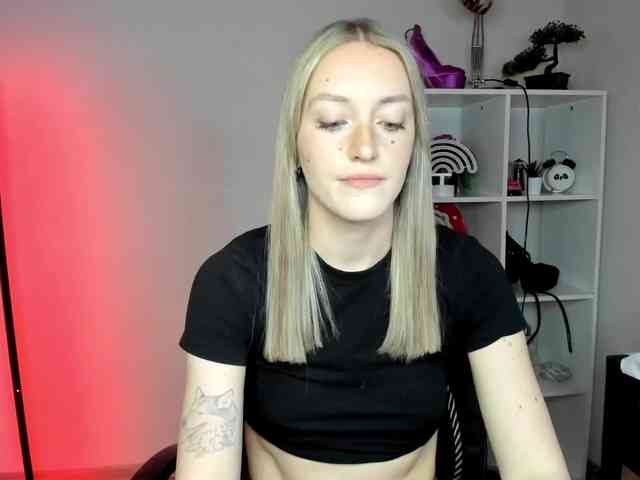 EvelynBlond26 webcam