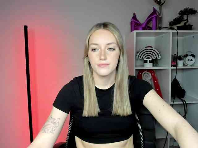 EvelynBlond26 webcam