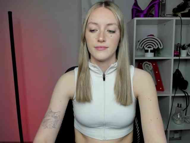 EvelynBlond26 webcam