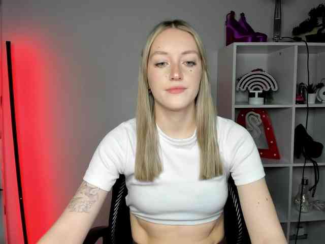 EvelynBlond26 webcam