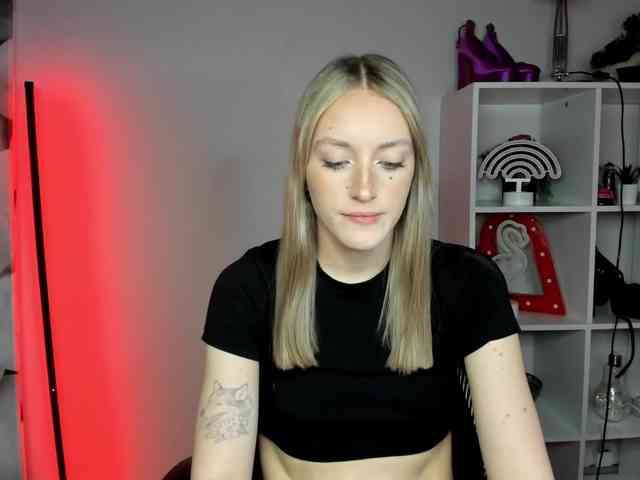 EvelynBlond26 webcam