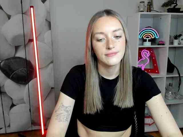 EvelynBlond26 webcam