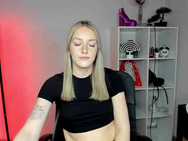 EvelynBlond26 webcam