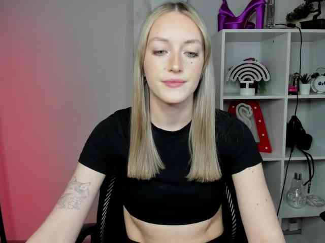 EvelynBlond26 webcam