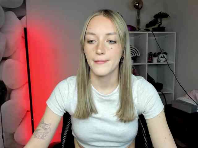 EvelynBlond26 webcam