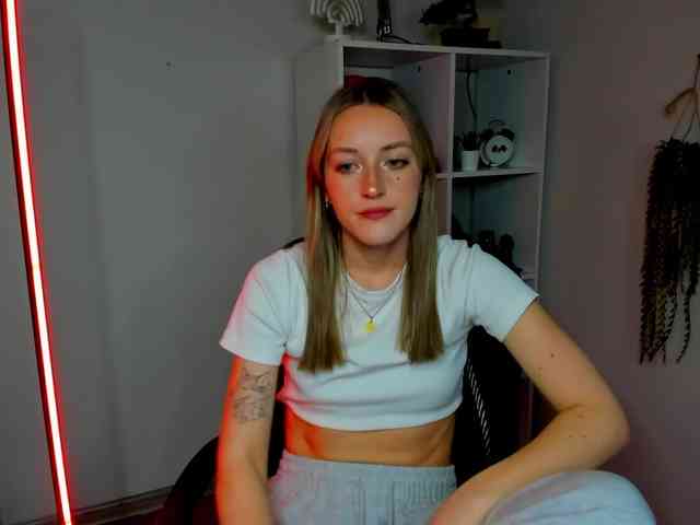 EvelynBlond26 webcam