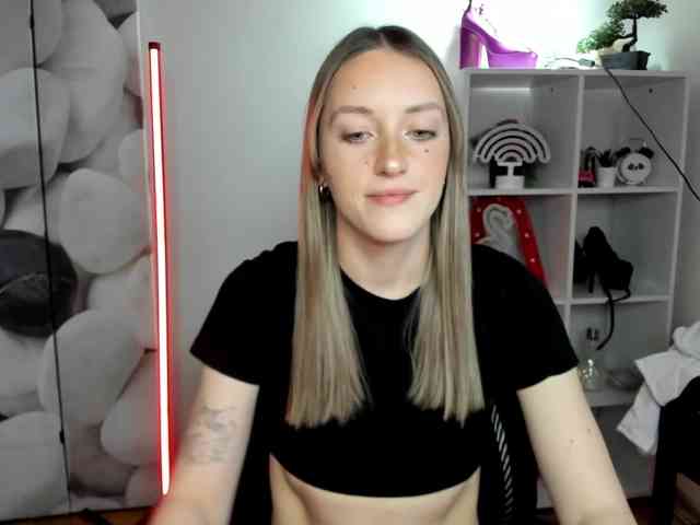 EvelynBlond26 webcam