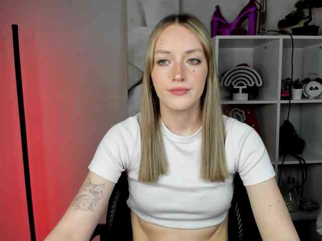 EvelynBlond26 webcam