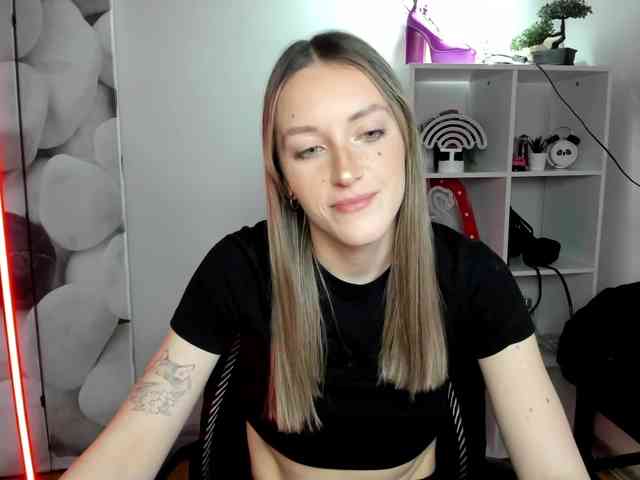 EvelynBlond26 webcam