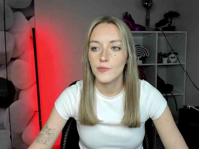 EvelynBlond26 webcam