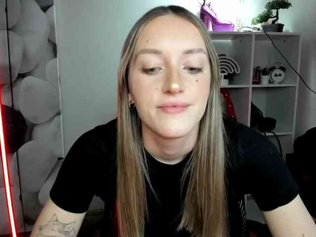 EvelynBlond26 webcam