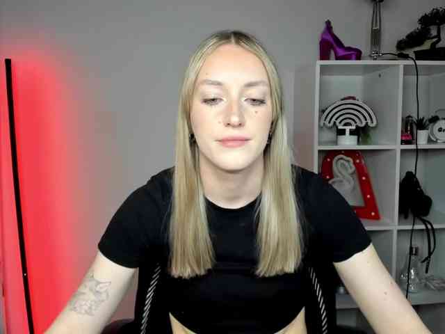 EvelynBlond26 webcam