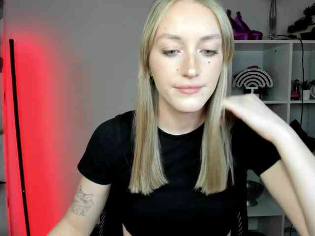 EvelynBlond26 webcam