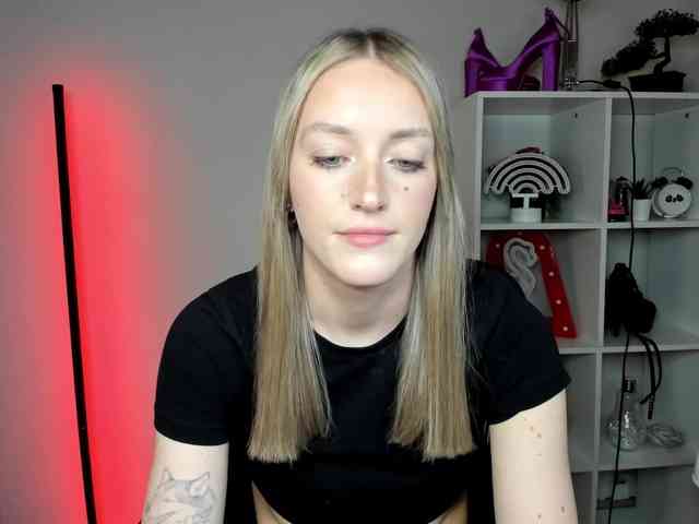 EvelynBlond26 webcam