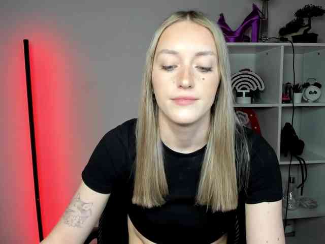 EvelynBlond Live Webcam on BongaCams