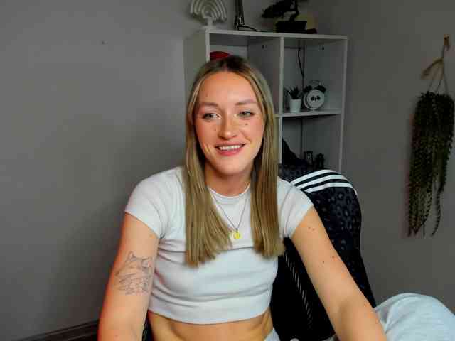 EvelynBlond26 webcam