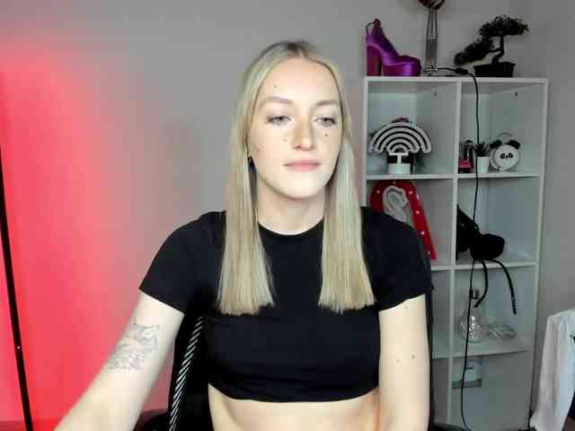 EvelynBlond26 webcam