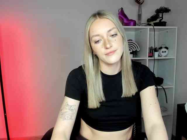 EvelynBlond26 webcam