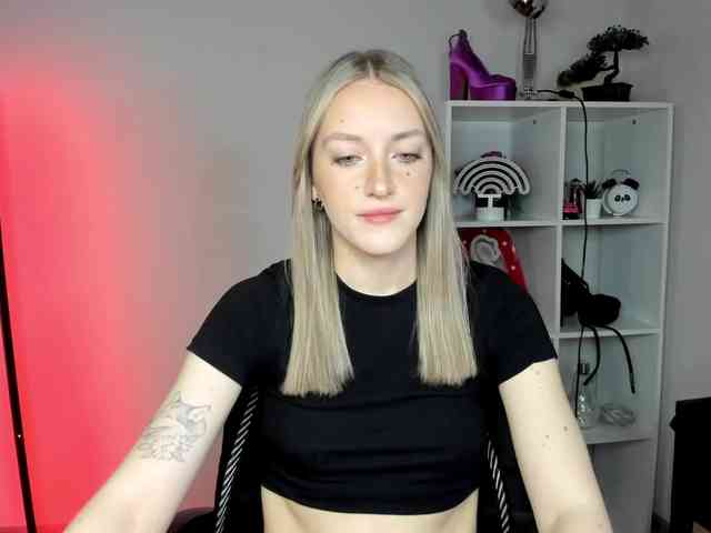 EvelynBlond26 webcam