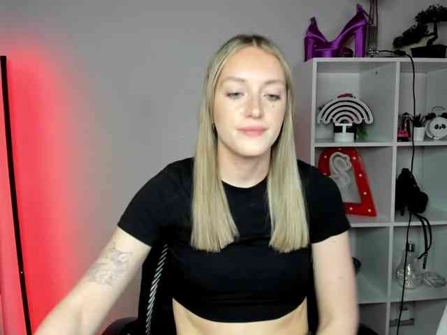 EvelynBlond26 webcam
