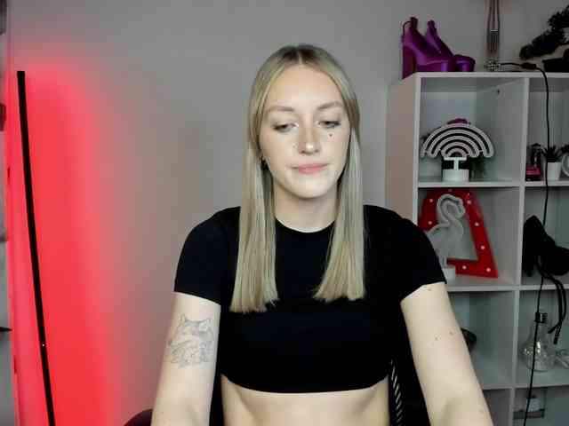 EvelynBlond26 webcam