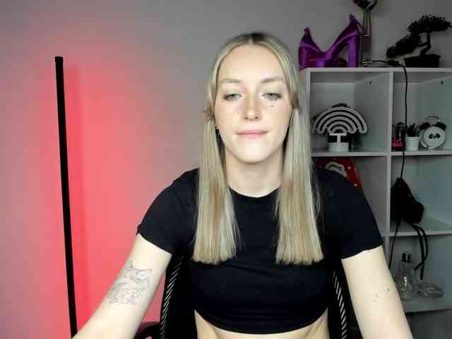 EvelynBlond26 webcam