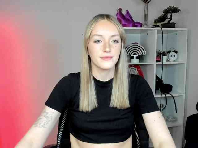 EvelynBlond26 webcam