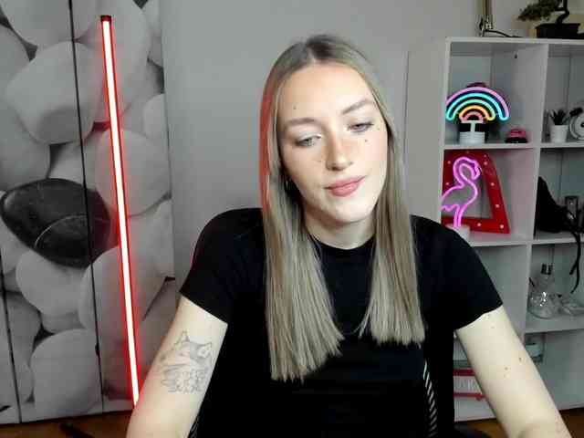 EvelynBlond26 webcam