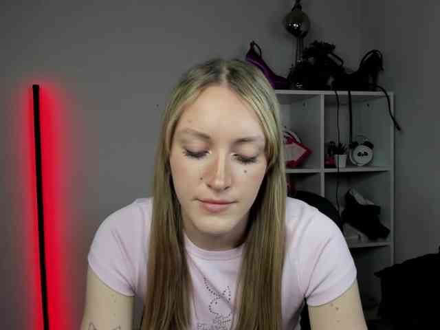 EvelynBlond26 webcam