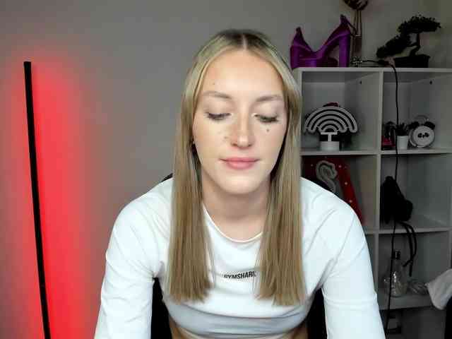 EvelynBlond26 webcam