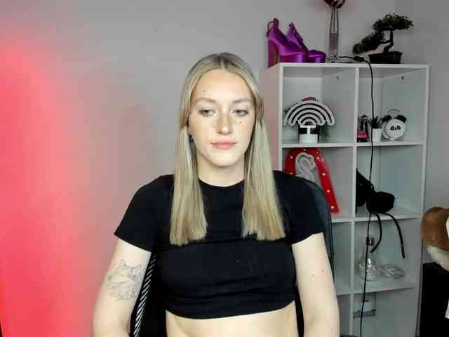 EvelynBlond26 webcam